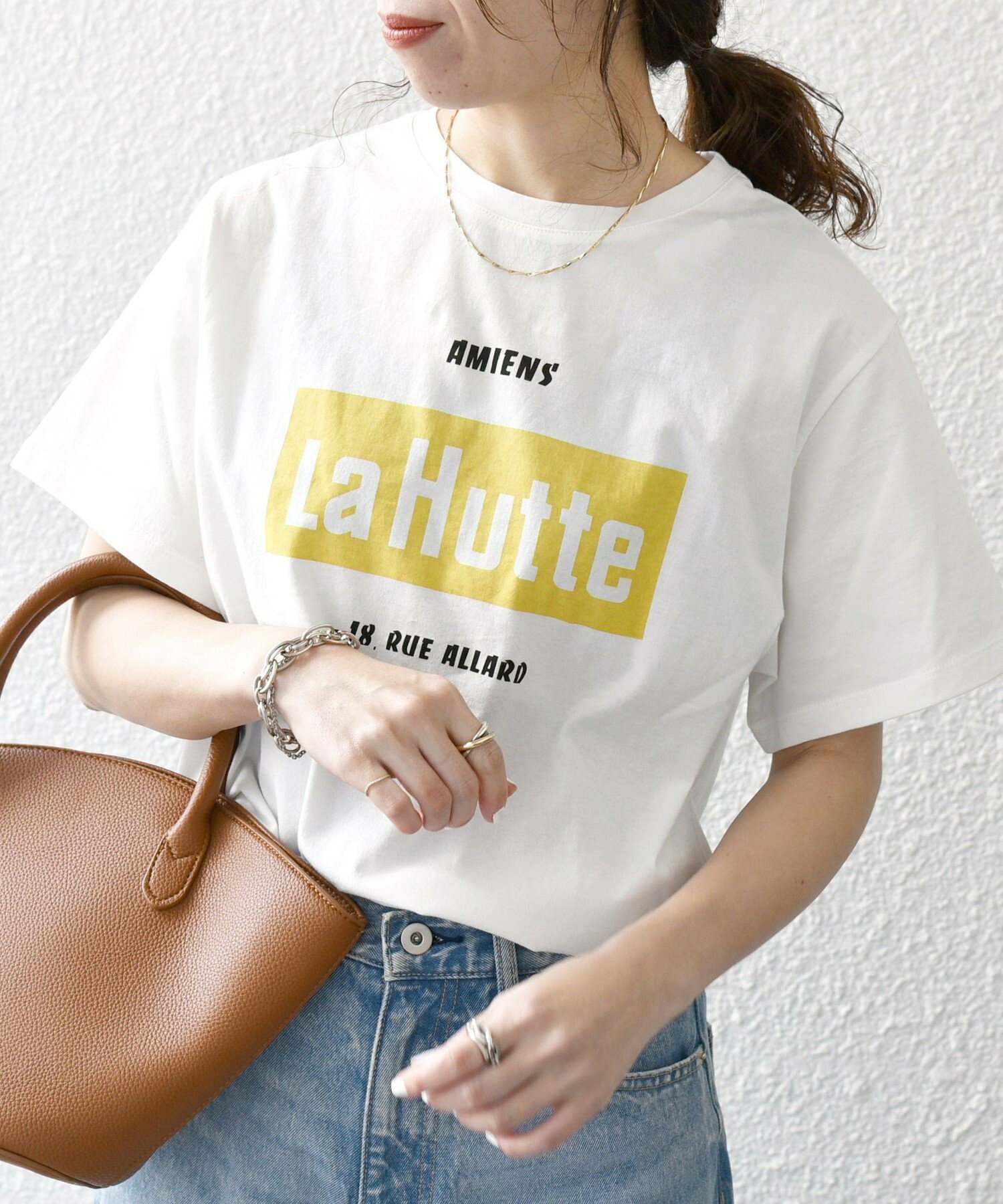 《予約》La Hutte:<洗濯機可能>デザイン ロゴ  プリント TEE